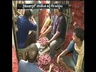 Soaring onion prices leave buyers in tears - Sakshi