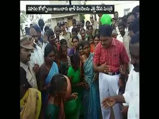 Minister palle raghunatha reddy interact with villagers - Sakshi