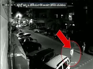 Teenagers Rushed To Help A Foreigner Woman Attacked in New Delhi - Sakshi