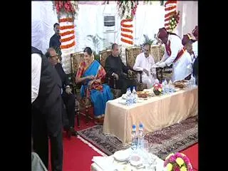 Chandrababu naidu and KCR not attended to Governor's tea dinner party - Sakshi