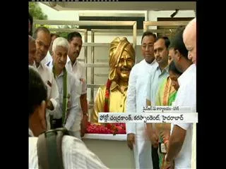 YSRCP MLAS, mps, mlcs grand tribute to YSR at party office - Sakshi
