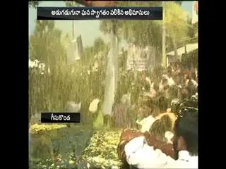 People of gesukonda Village shower Jagan with flowers - Sakshi