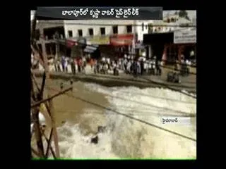 Krishna pipeline leaks at Balapur, road turns river - Sakshi