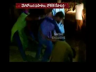 Brave women beats up an eve-teaser in Badvel - Sakshi