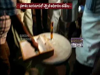 Excise officials checks in tangutur two lorry load of Adulterated alcohol - Sakshi