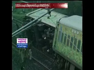 2 killed, 8 injured after Duronto Express derails in Karnataka - Sakshi