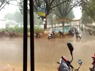 Heavy rain in vizag agency - Sakshi