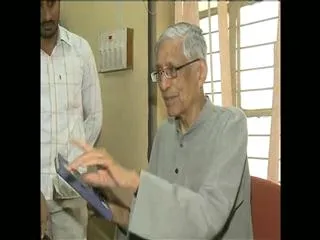 Rajmohan gandhi visits library in kadapa district - Sakshi