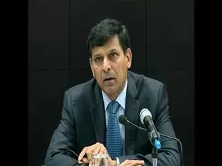 Raghuram Rajan's RBI keeps repo rate,reverse reporates unchanged - Sakshi