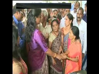 RK Roja Consoles Munikoti's Family - Sakshi
