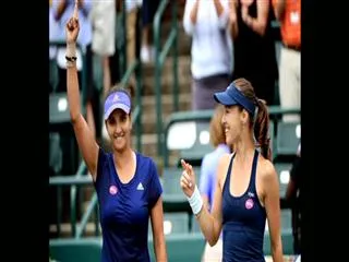 sania mirza ana martina hingis gets wta finals trophy - Sakshi