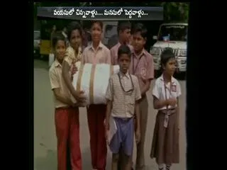 School children Helping for Chennai Flood victims in koyambedu - Sakshi