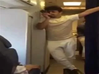 Sonu Nigam melodious surprise to flight passengers - Sakshi