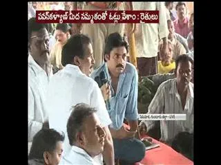 unidentified-man-hurled-stone-on-pawan-kalyan - Sakshi