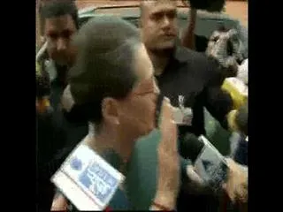 Sushma Swaraj is an expert in theatrics says Sonia Gandhi - Sakshi
