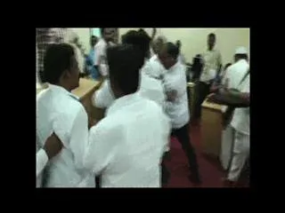 Fight between TDP and YSRCP Councillors in Municipal council meeting - Sakshi