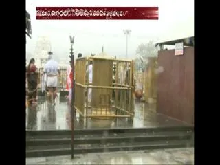 Heavy Rains in Tirumala ||  Tirumala ghat roads turn dangerous - Sakshi