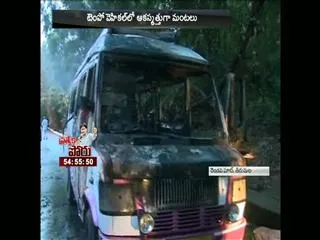 Tempo traveller burnt on Road - Sakshi