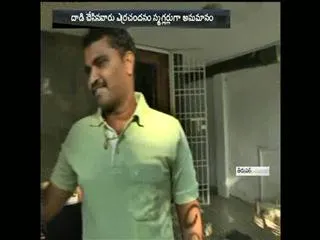 Red sandalwood smugglers attacks Task Force SI in Tirupati - Sakshi