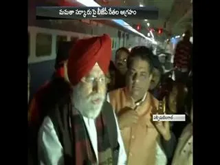 BJP MPs not allowed to visit violence-hit Kaliachak - Sakshi