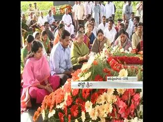 ysr 6th death anniversiry: YSR's family Praying grand Tributes to ys rajashekar reddy at idupulapaya - Sakshi