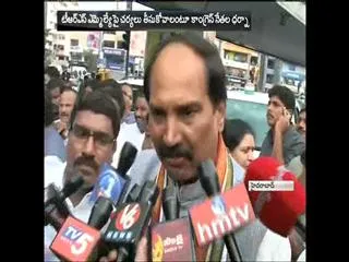 telangana congress party leadrs protest on punjagutta road - Sakshi