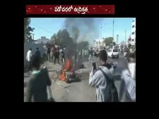 People beat Traffic police in vadodhara - Sakshi