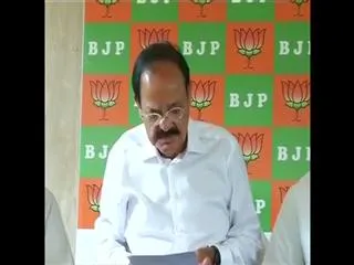 venkaiah naidu takes on congress party leaders - Sakshi