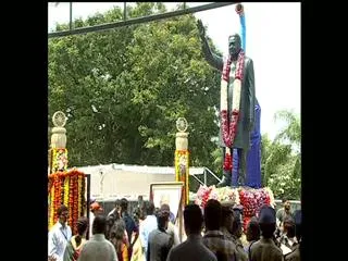 KCR Unveiled g.venkataswamy statue in tankbunk - Sakshi