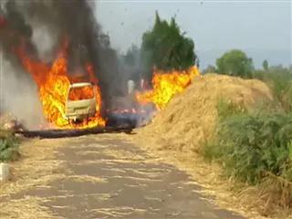 Maruthi van burnt in a fire accident in east godavari district - Sakshi