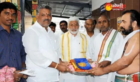Vijay Sai Reddy, chevireddy bhaskar reddy presented gold nagapadaga to Tiruchanoor temple - Sakshi