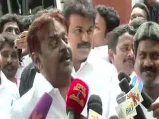 Vijaykanth challenges media to question Jaylalithaa, spits at reporters after turning furious - Sakshi