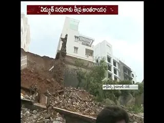 Wall fells causes heavy distruction in jubliee hills - Sakshi