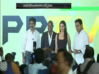 Parineeti Chopra 'honoured' to meet Brian Lara - Sakshi