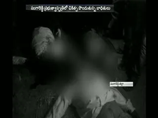 car, lorry crash: 3killed in sangareddy district - Sakshi