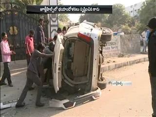 Car Hits Divider in jublee hills - Sakshi