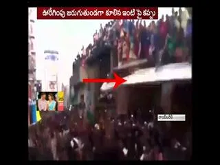 Three killed, three killed and nearly 40 injured in roof collapse in Uttar Pradesh - Sakshi
