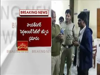 RTA caught drunken driver in Hyderabad - Sakshi