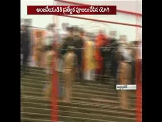 yogi adityanath offers prayer at Ram Janmabhoomi - Sakshi