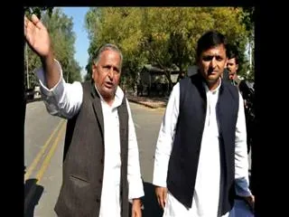 Mulayam Singh Yadav and Shivpal Yadav leave for Delhi - Sakshi