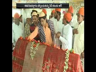 Comedian Ali visits Ameen Peer Dargah in Kadapa - Sakshi