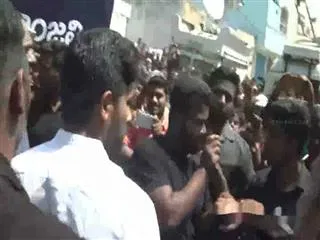 allu arjun angry on fans - Sakshi