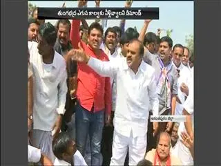 farmers protest for irrigation water in anantapur - Sakshi