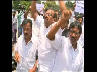 aap protest in front of secretariat over eamcet scam - Sakshi