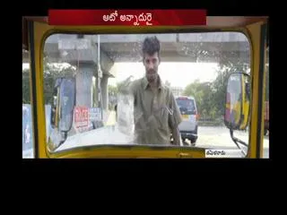 auto driver maintian his auto with magazines and news papers for customers - Sakshi