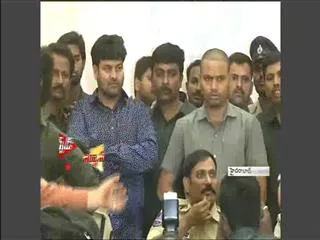 Gangster Ayub Khan held in mumbai airport - Sakshi