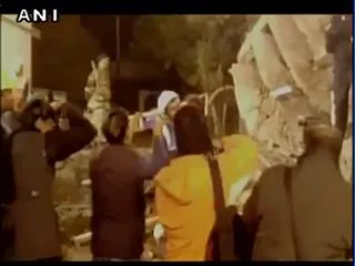 3-year-old girl reunites with her father after being rescued from building collapse site in #Kanpur's Jajmua - Sakshi