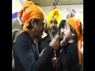 Shah Rukh Khan with son AbRam offers prayers at Golden Temple in Amritsar - Sakshi