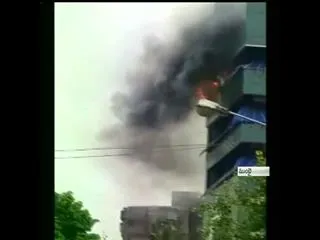 Massive fire engulfs commercial building at Bandra's Linking Road - Sakshi