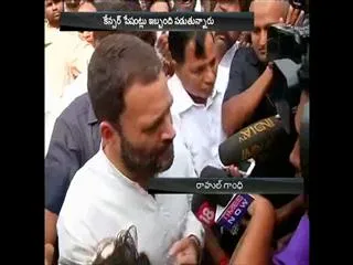 Rahul Gandhi talks to people standing at an ATM in Vakola - Sakshi